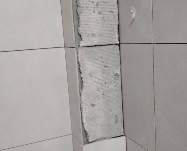 黑河市瓷砖空鼓维修公司分享下瓷砖施工前基层浇水润湿程度不足，可能导致以下问题